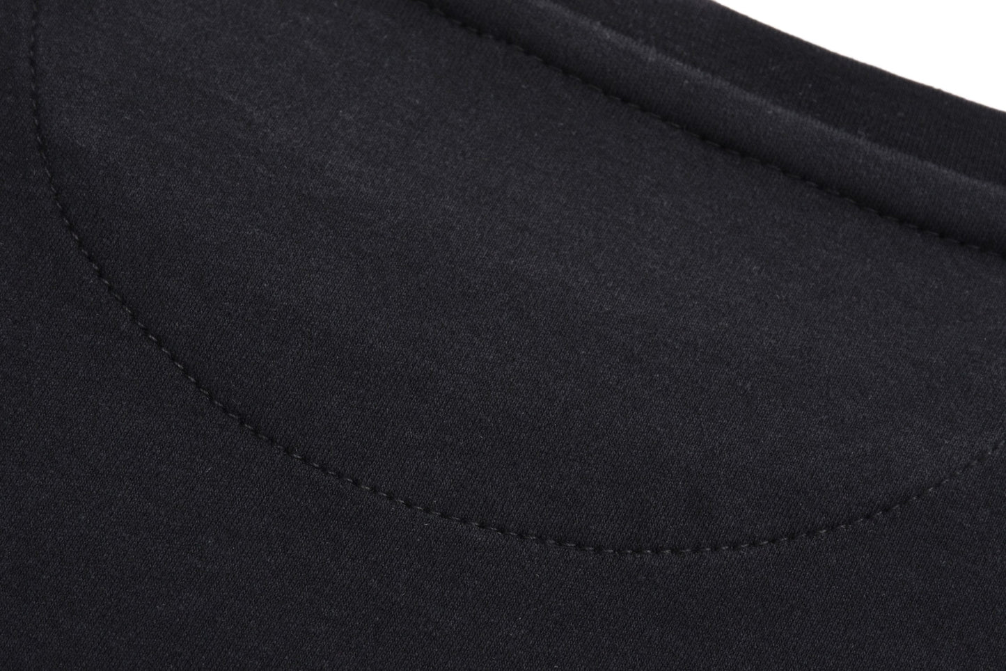 Short sleeves with small leather label on chest