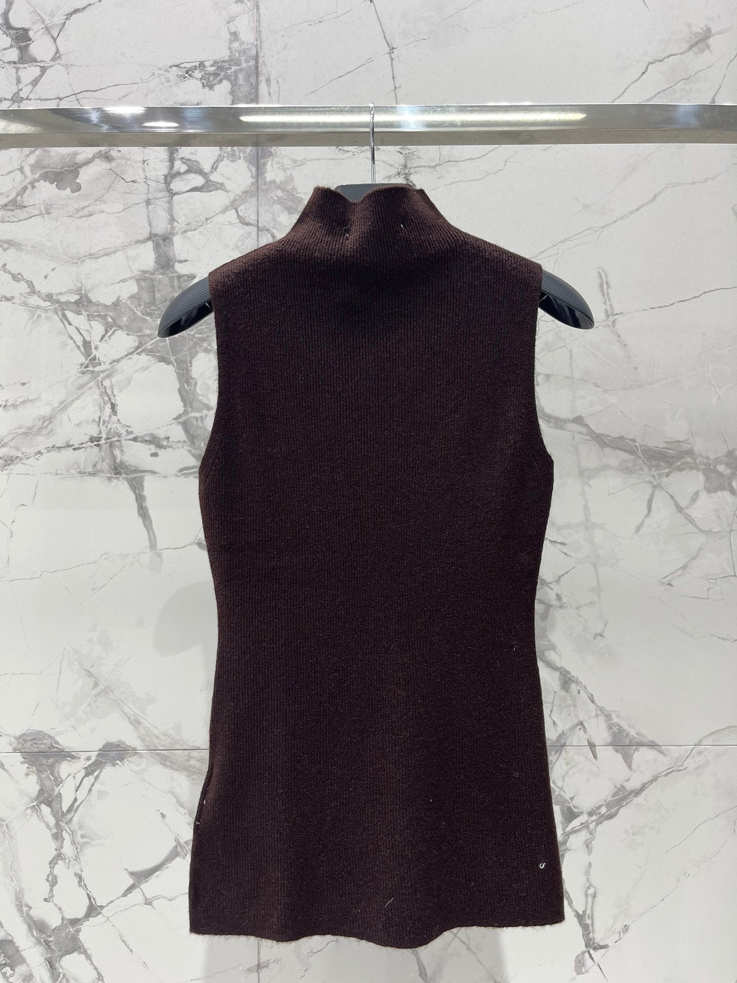25fw Half high neck triangular vest
