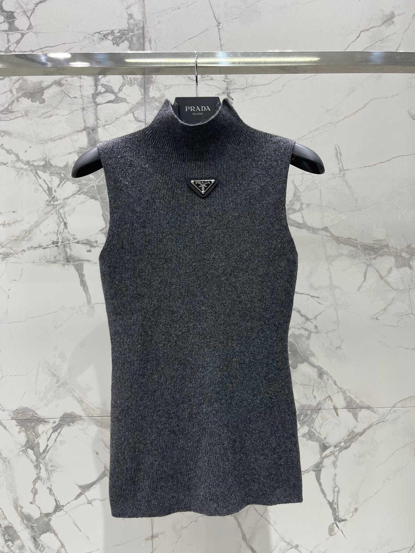 25fw Half high neck triangular vest