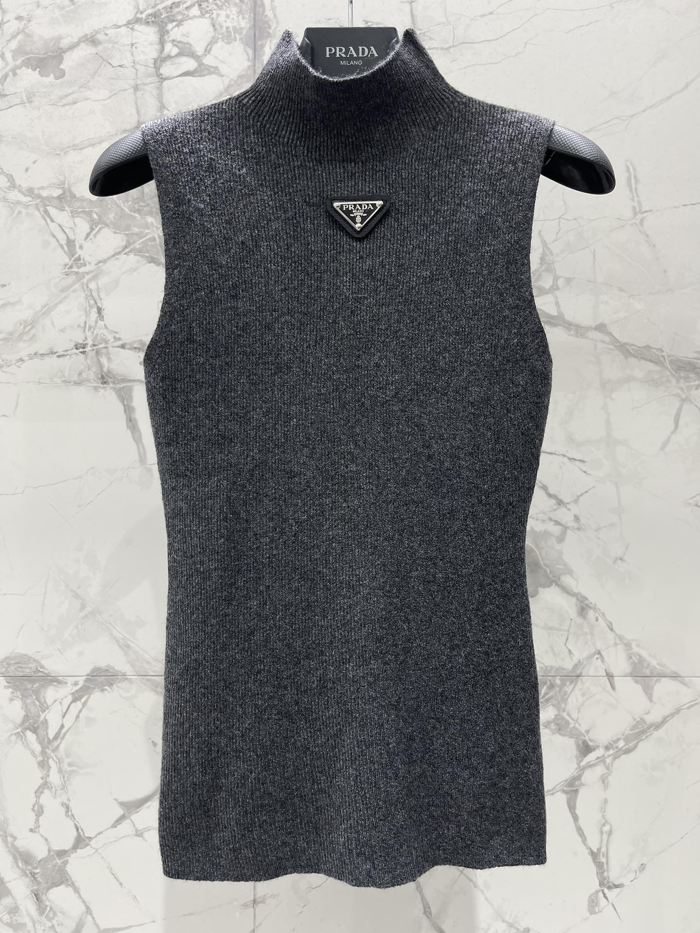 25fw Half high neck triangular vest