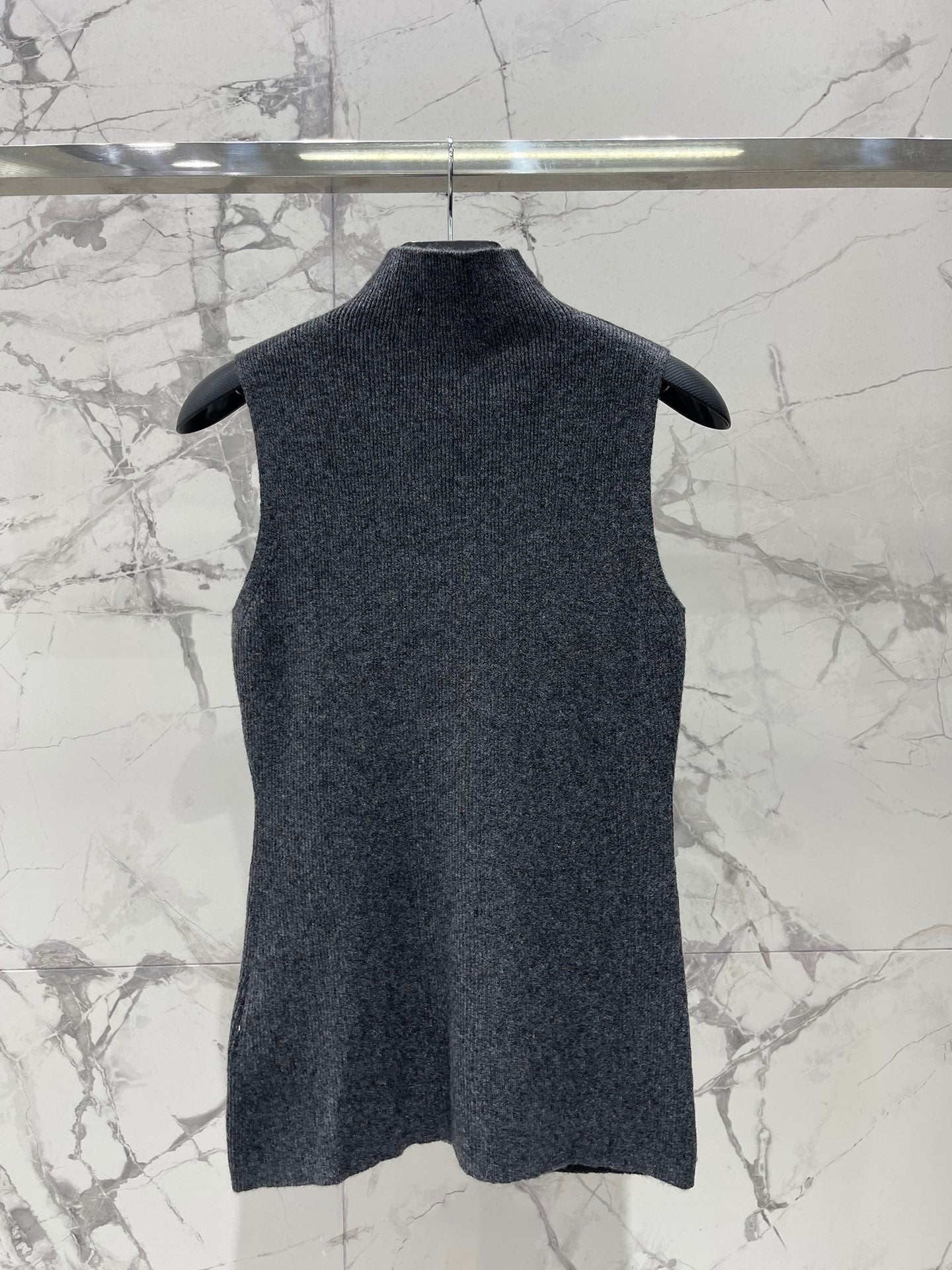25fw Half high neck triangular vest