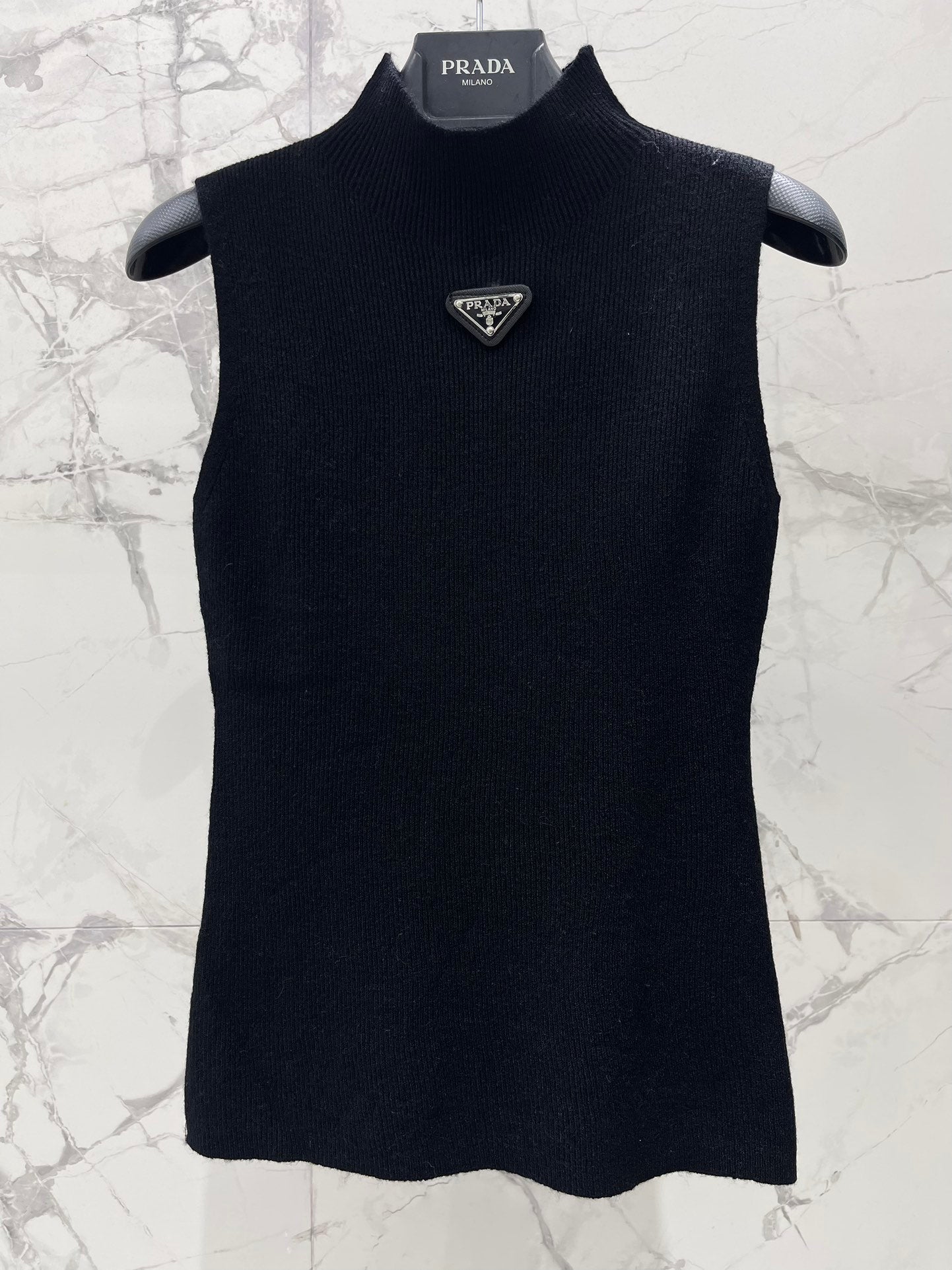 25fw Half high neck triangular vest
