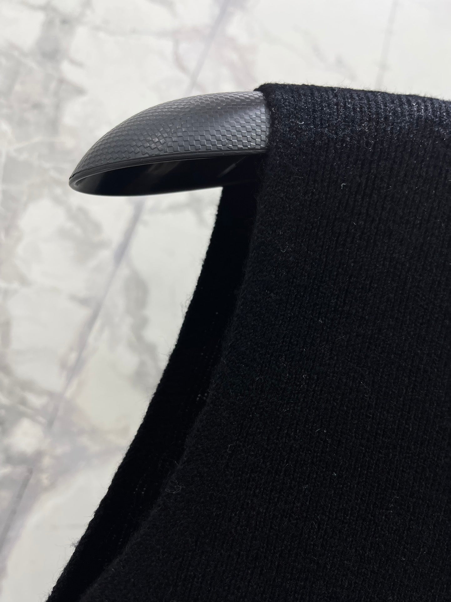 25fw Half high neck triangular vest