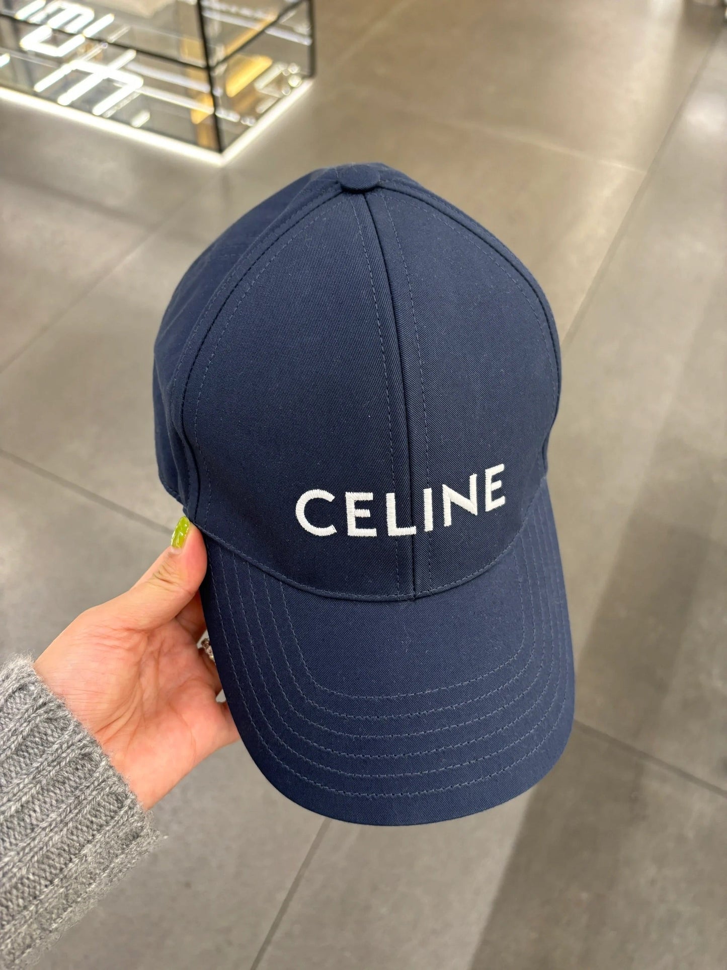 Fashionable wide brimmed hat