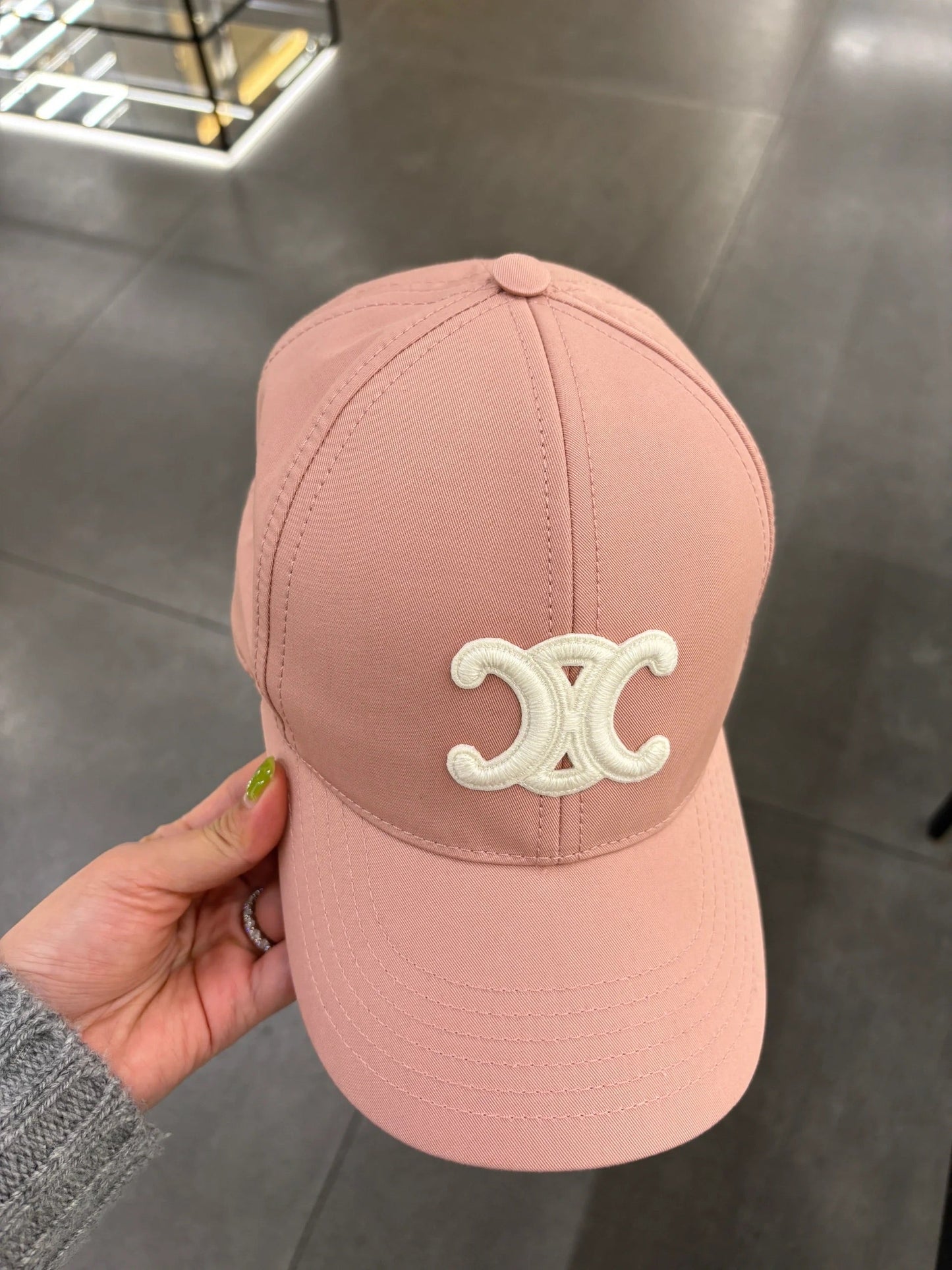 Fashionable wide brimmed hat