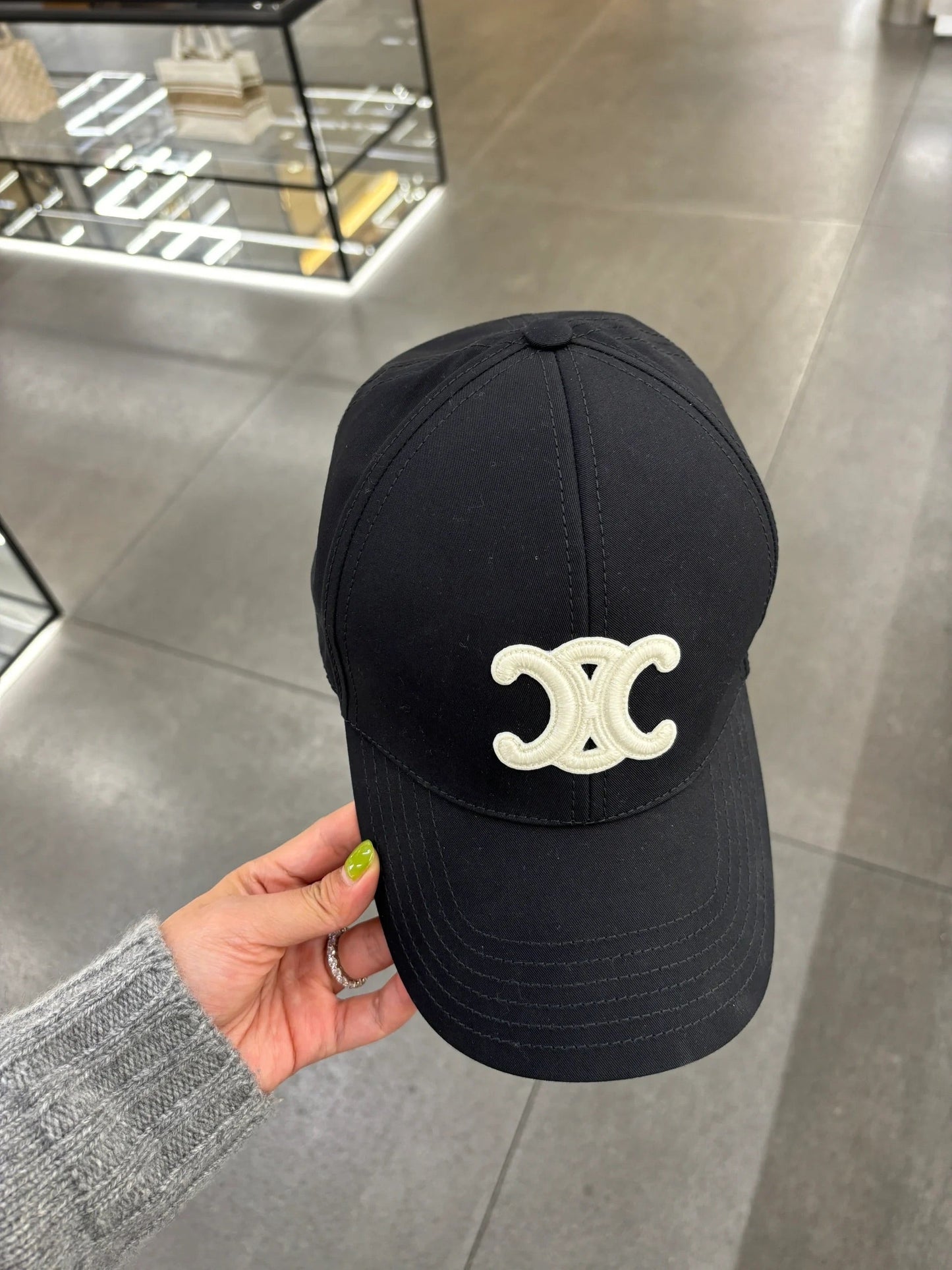 Fashionable wide brimmed hat