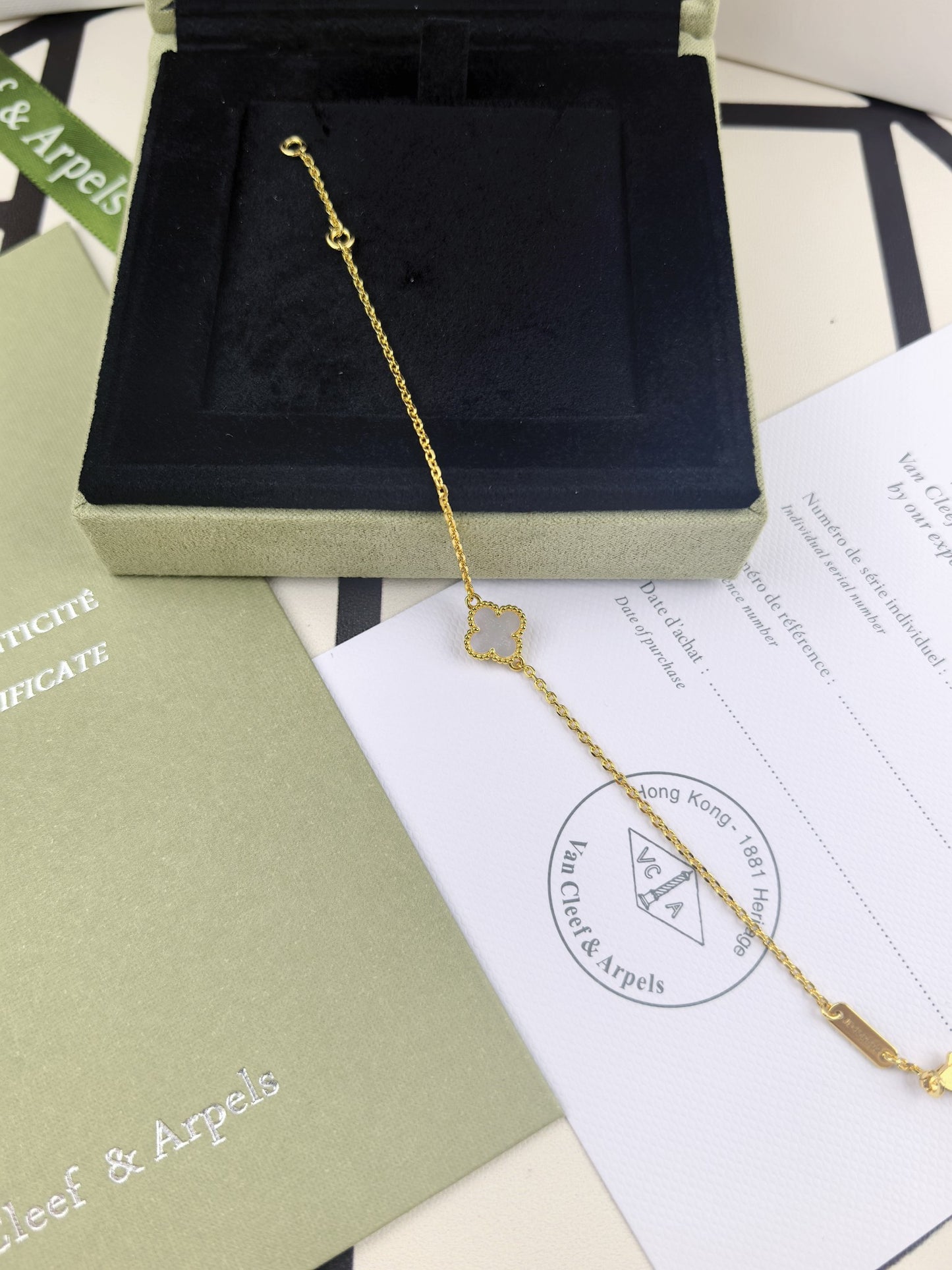 White mother-of-pearl single flower mini bracelet