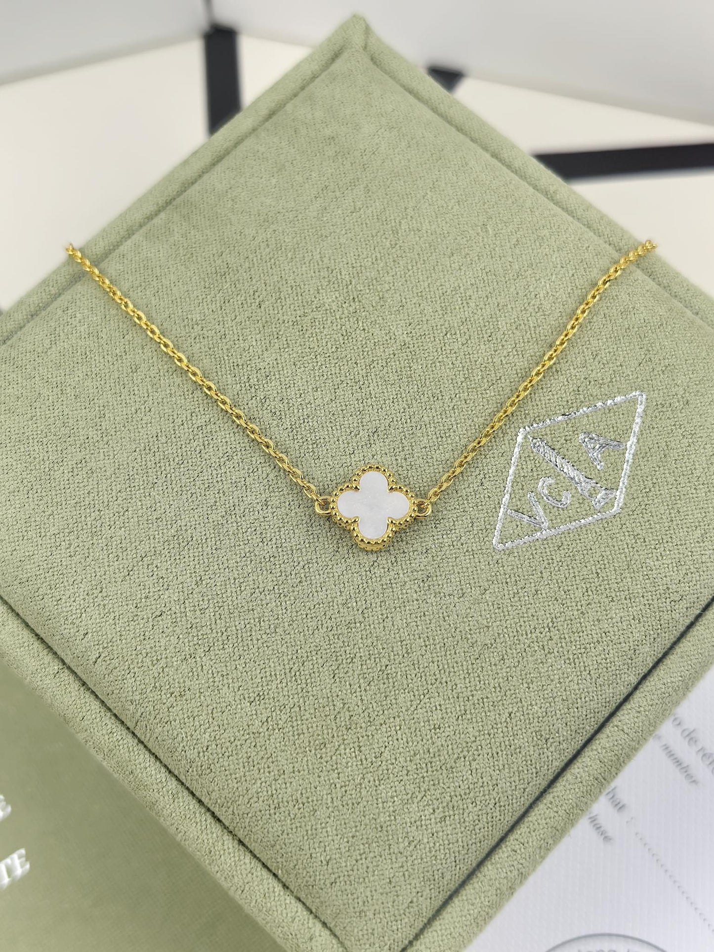 White mother-of-pearl single flower mini bracelet
