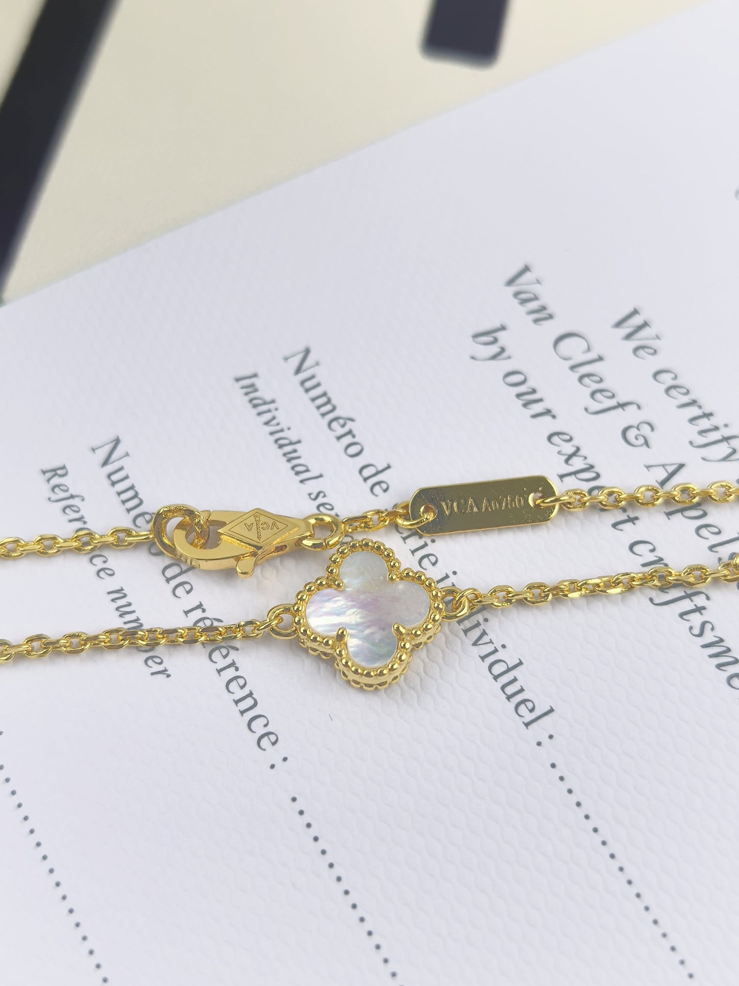 White mother-of-pearl single flower mini bracelet
