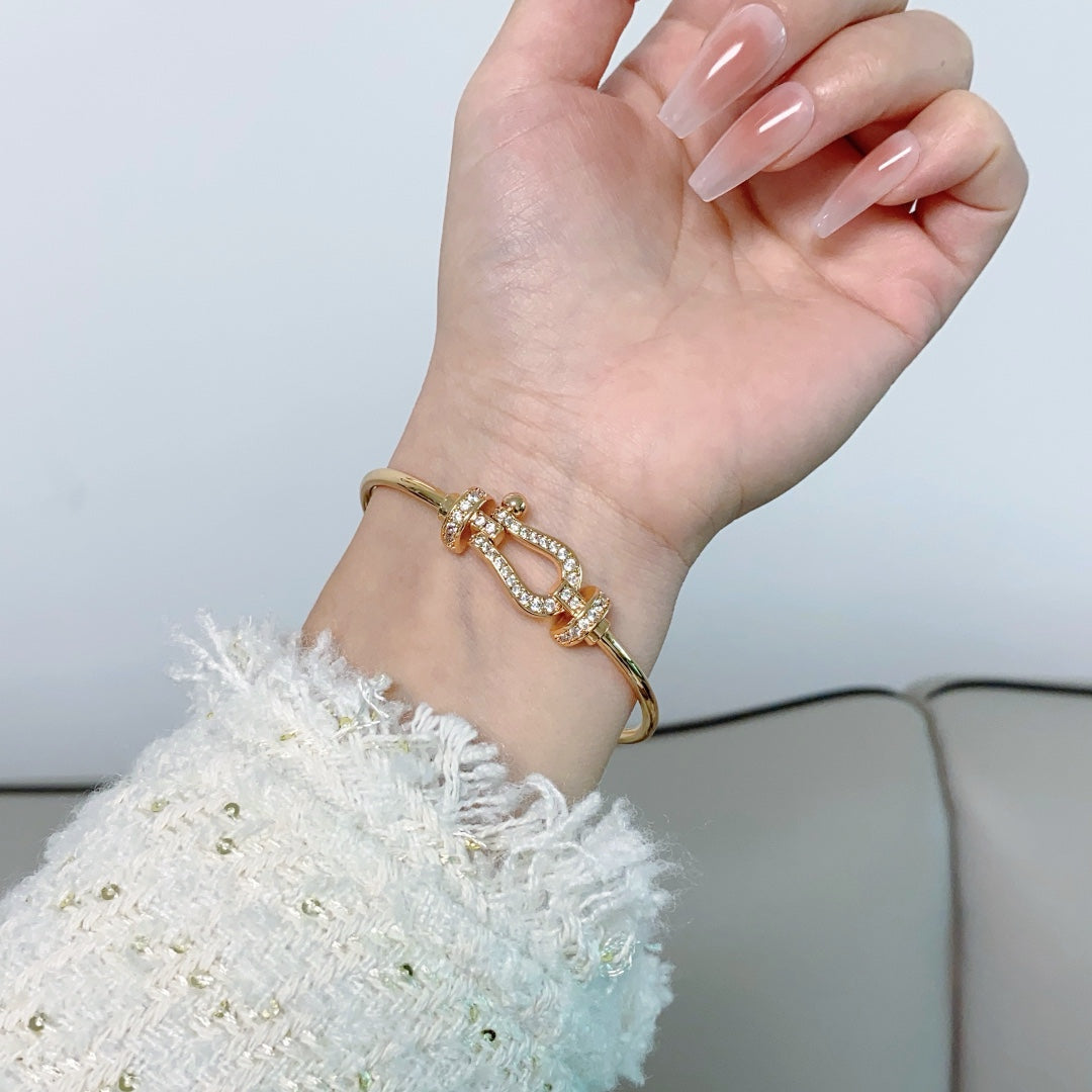 Full diamond horseshoe clasp bracelet