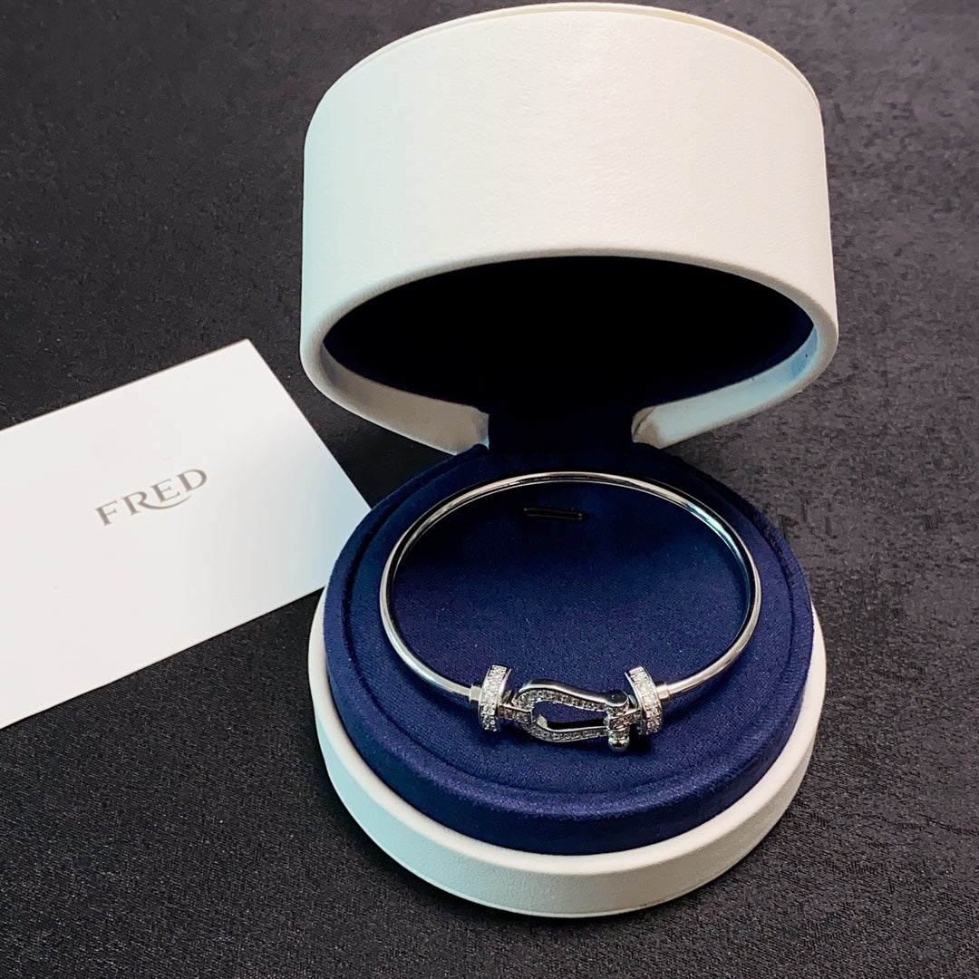 Full diamond horseshoe clasp bracelet