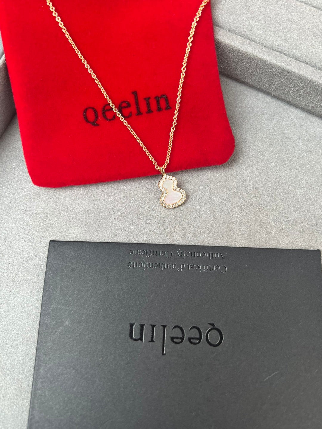 Classic mini white mother-of-pearl gourd necklace