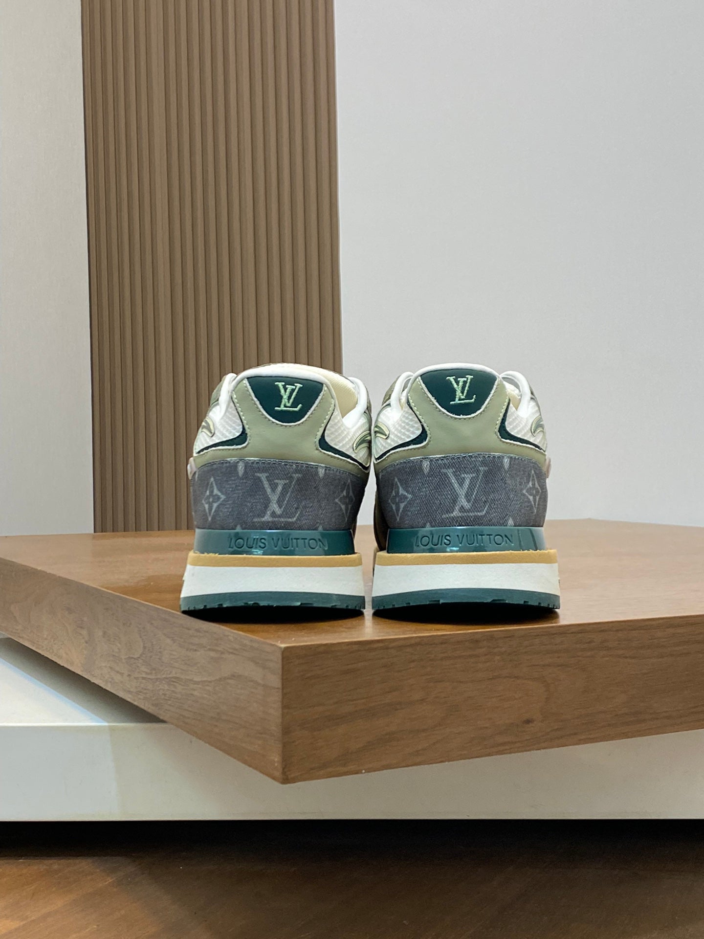 L Men's Sneakers