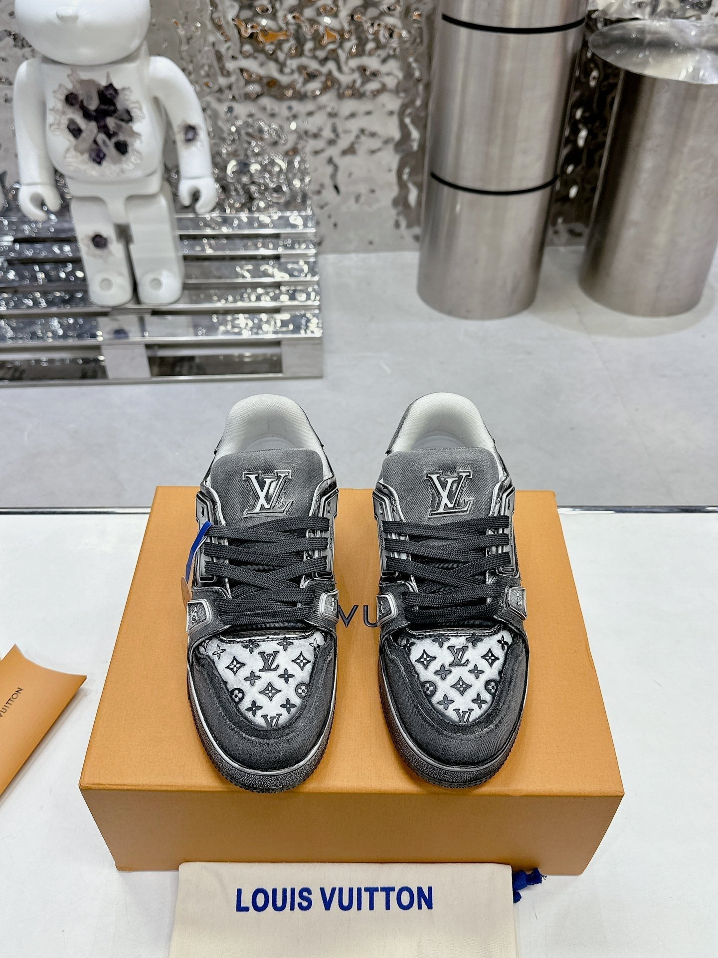 L Retro Basketball Sneakers
