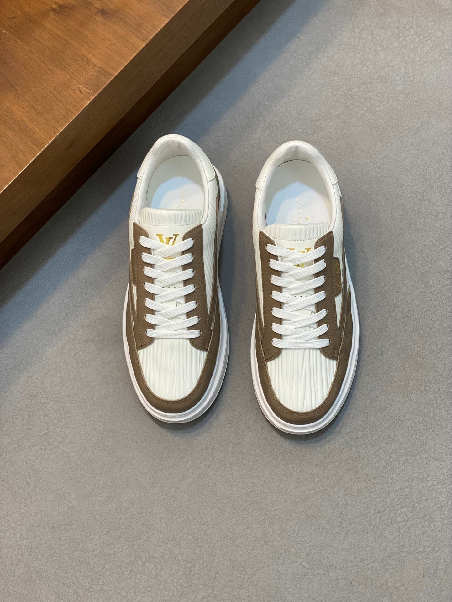 L Men's Classic Casual Sneakers