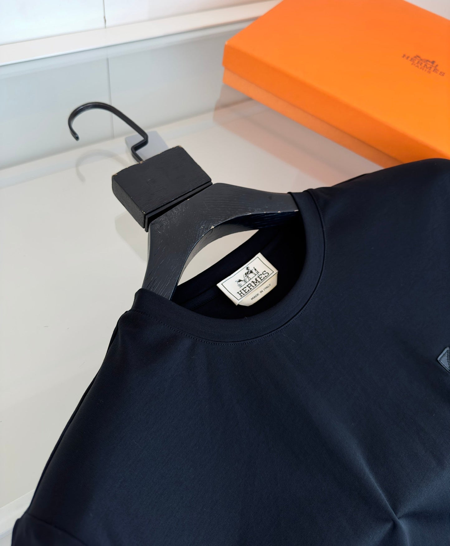 Leather embroidery embellished round neck short-sleeved T-shirt