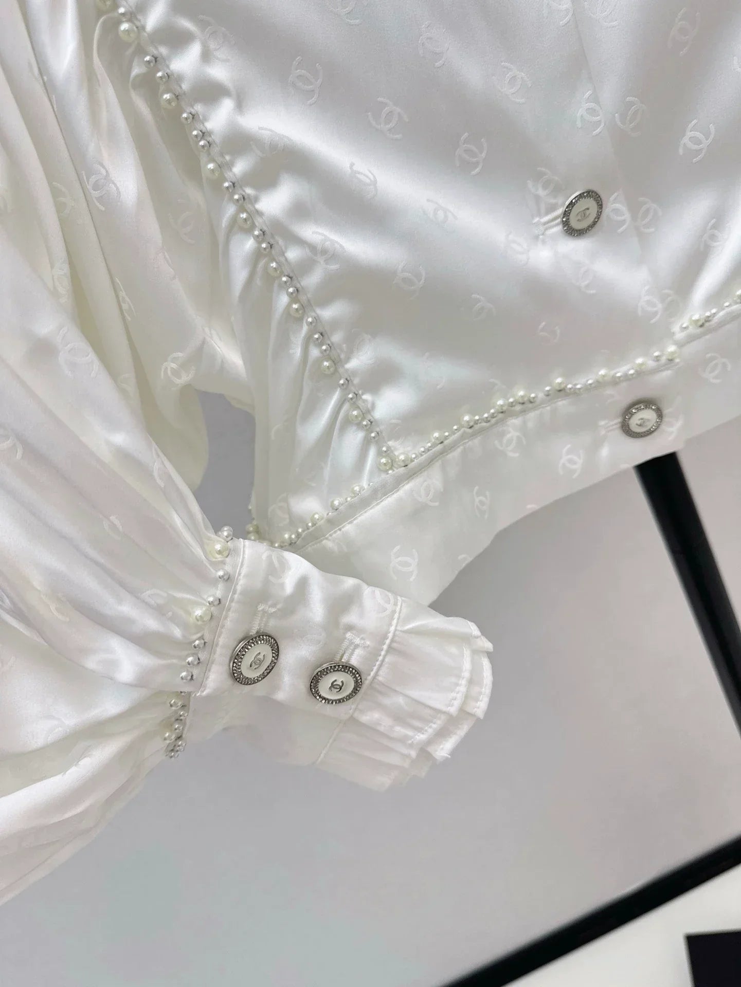 25fw Pearl trimmed shirt