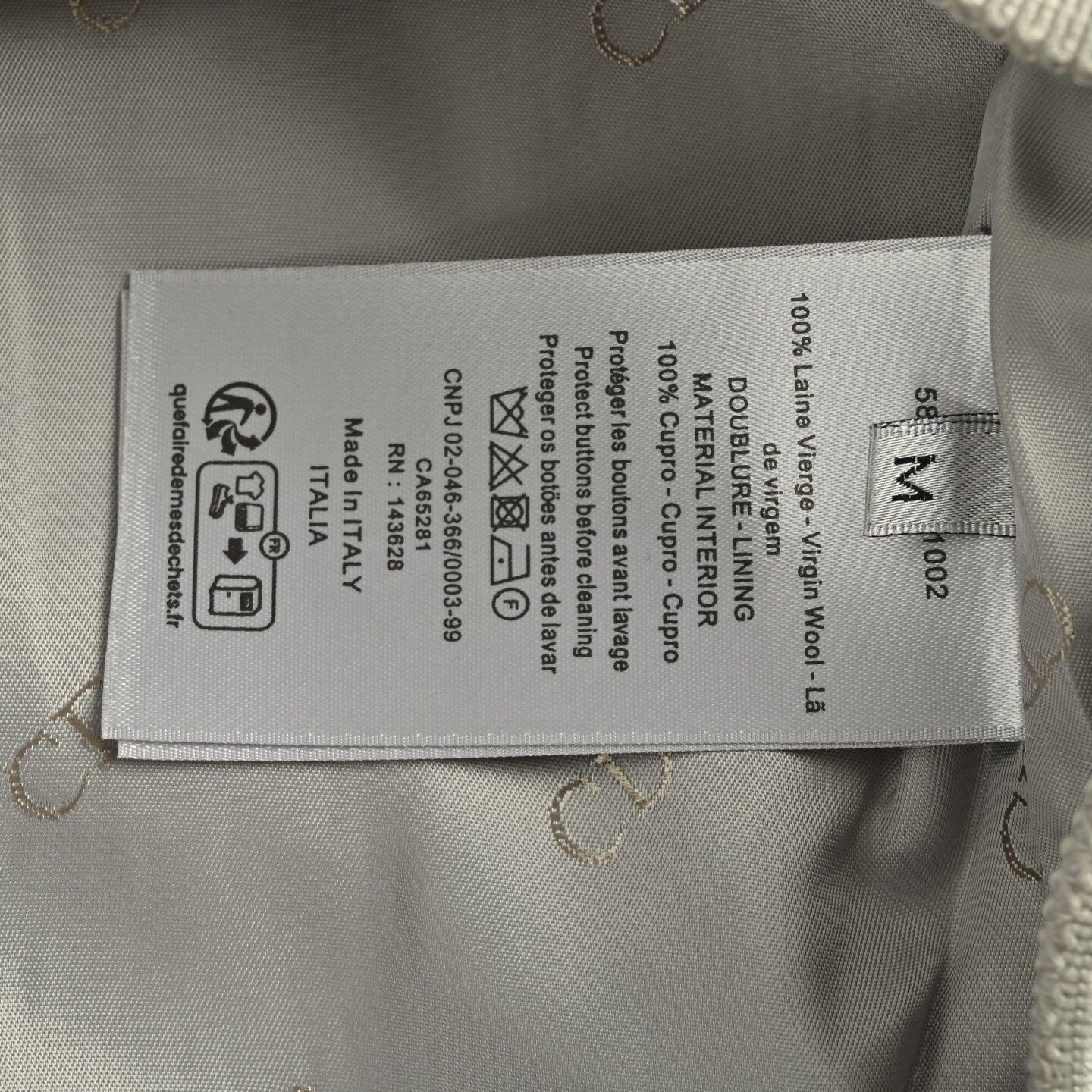 25 Hemmed wool cardigan jacket