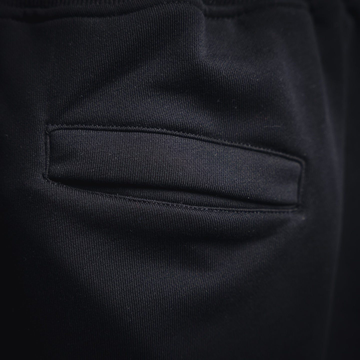 25ss Black and red badge embroidered shorts