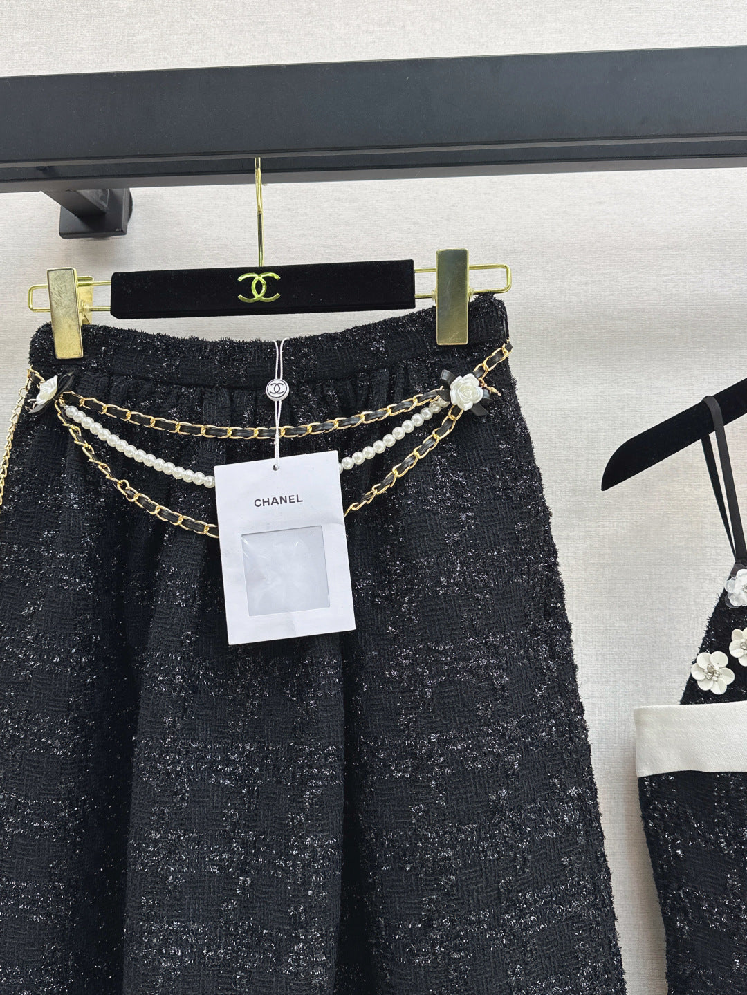 C 25 High-waisted pleated skirt with waist chain