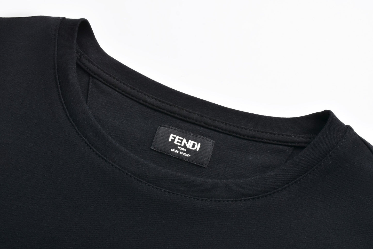 Short sleeves with small leather label on chest