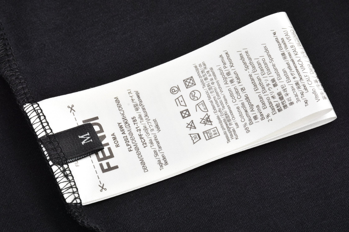 Short sleeves with small leather label on chest