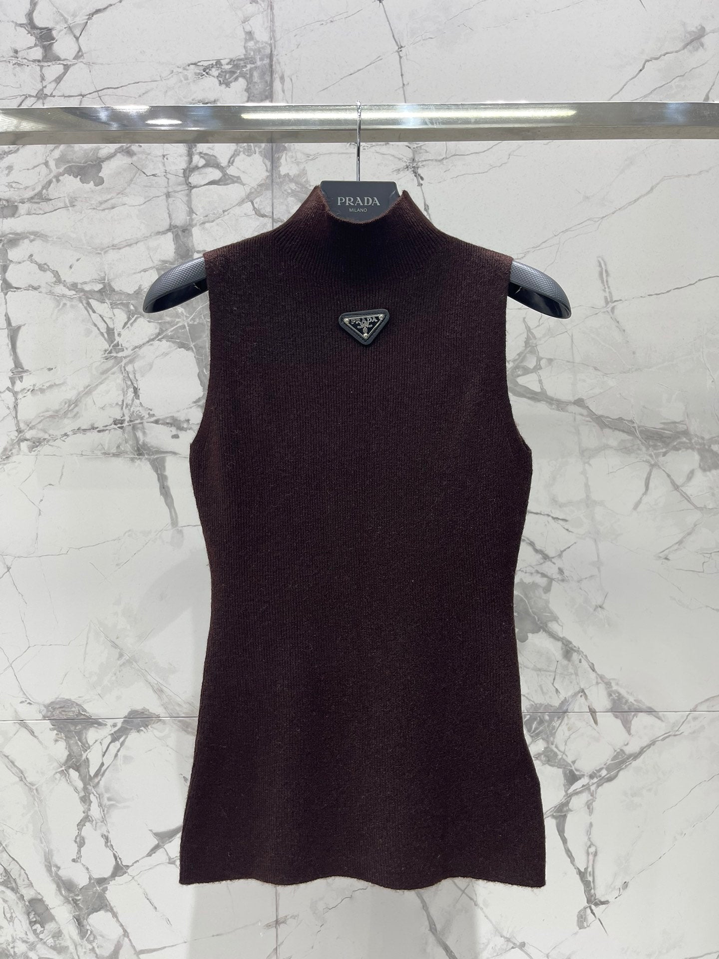 25fw Half high neck triangular vest