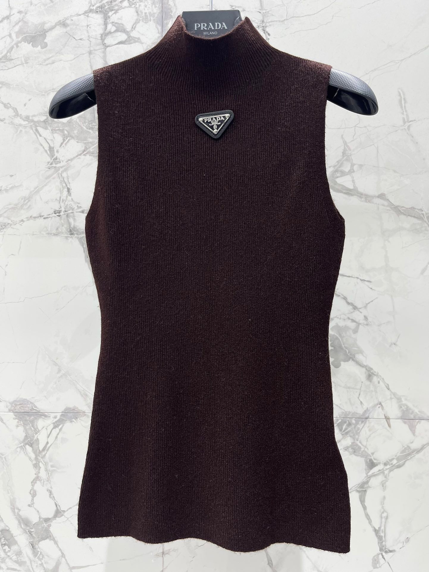 25fw Half high neck triangular vest