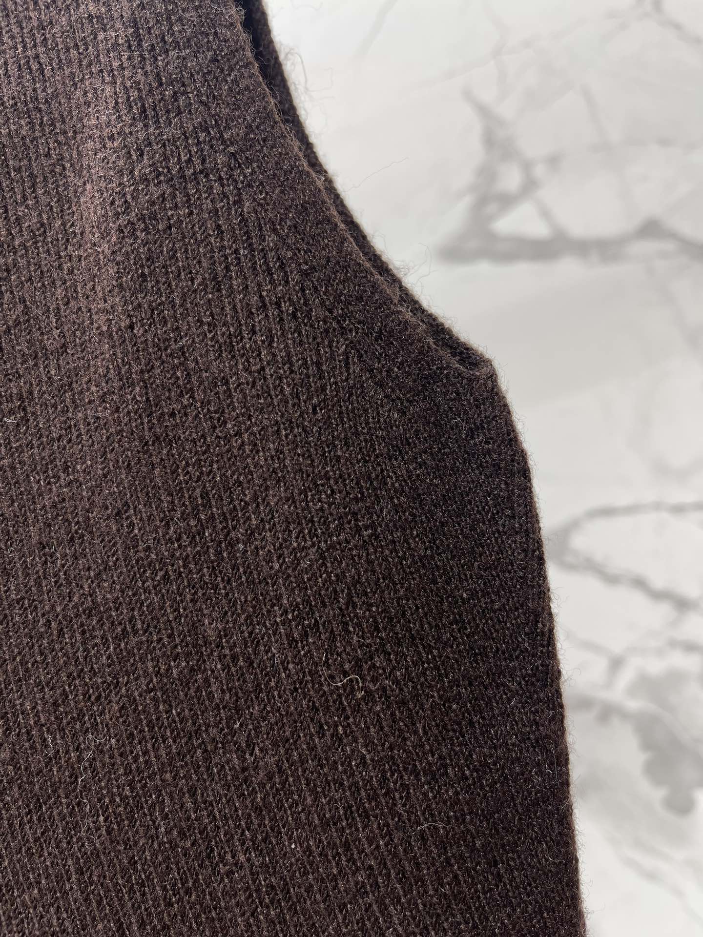25fw Half high neck triangular vest