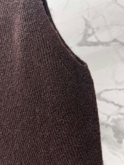 25fw Half high neck triangular vest