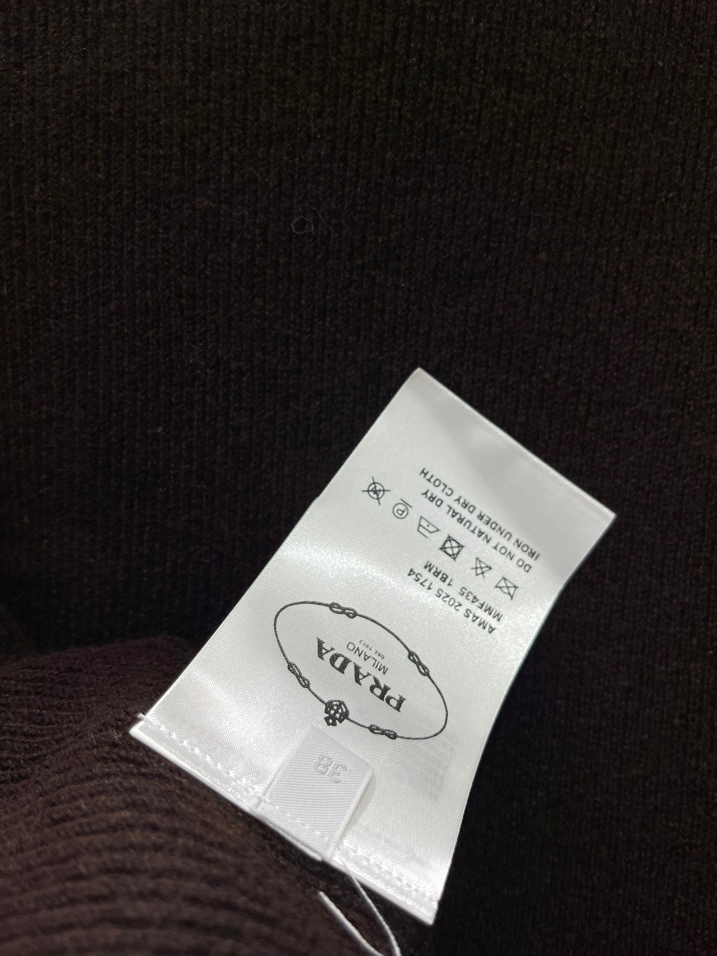 25fw Half high neck triangular vest