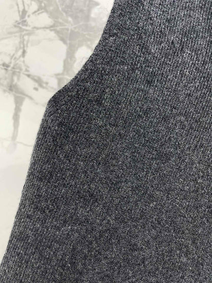 25fw Half high neck triangular vest