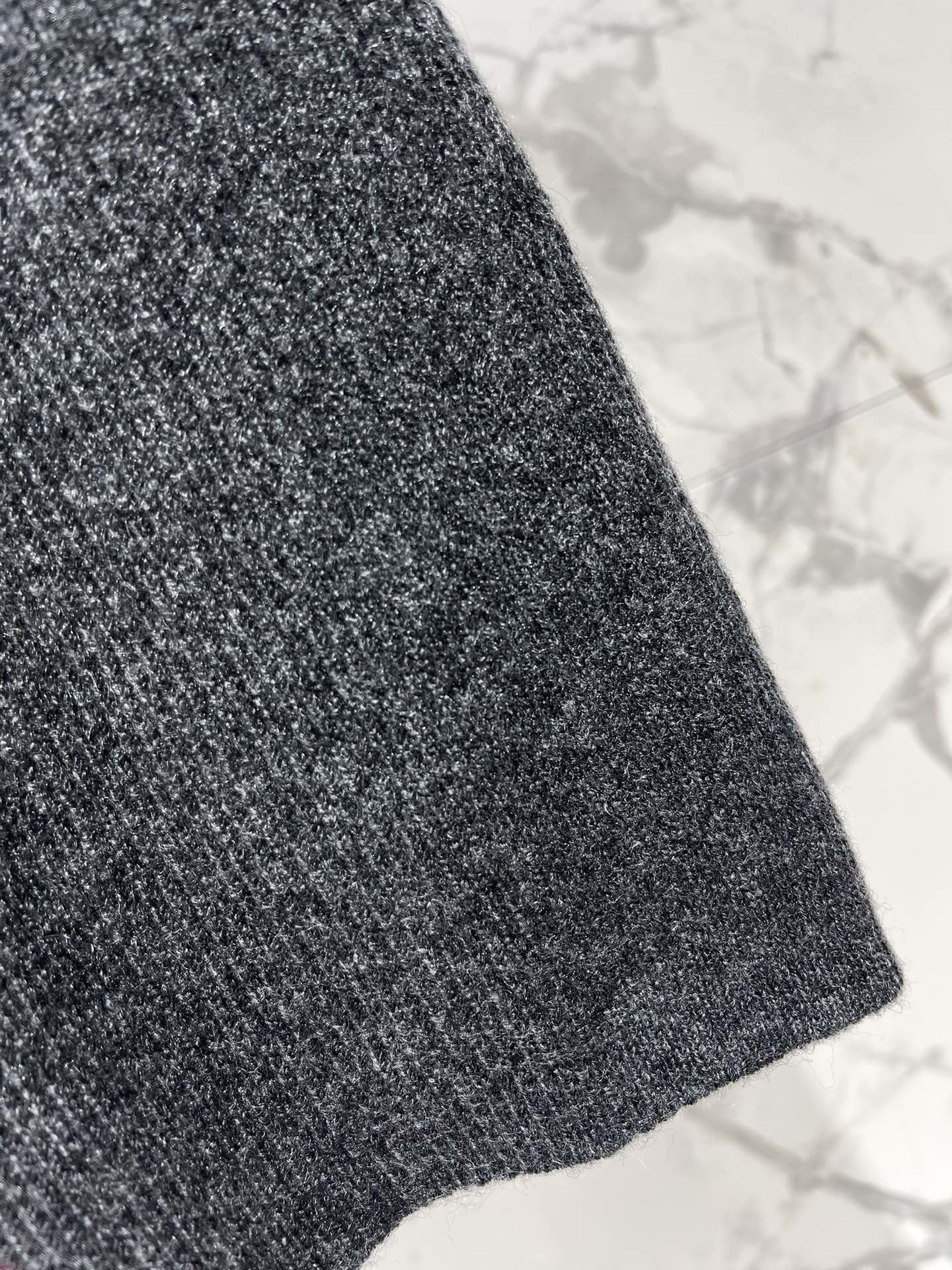 25fw Half high neck triangular vest