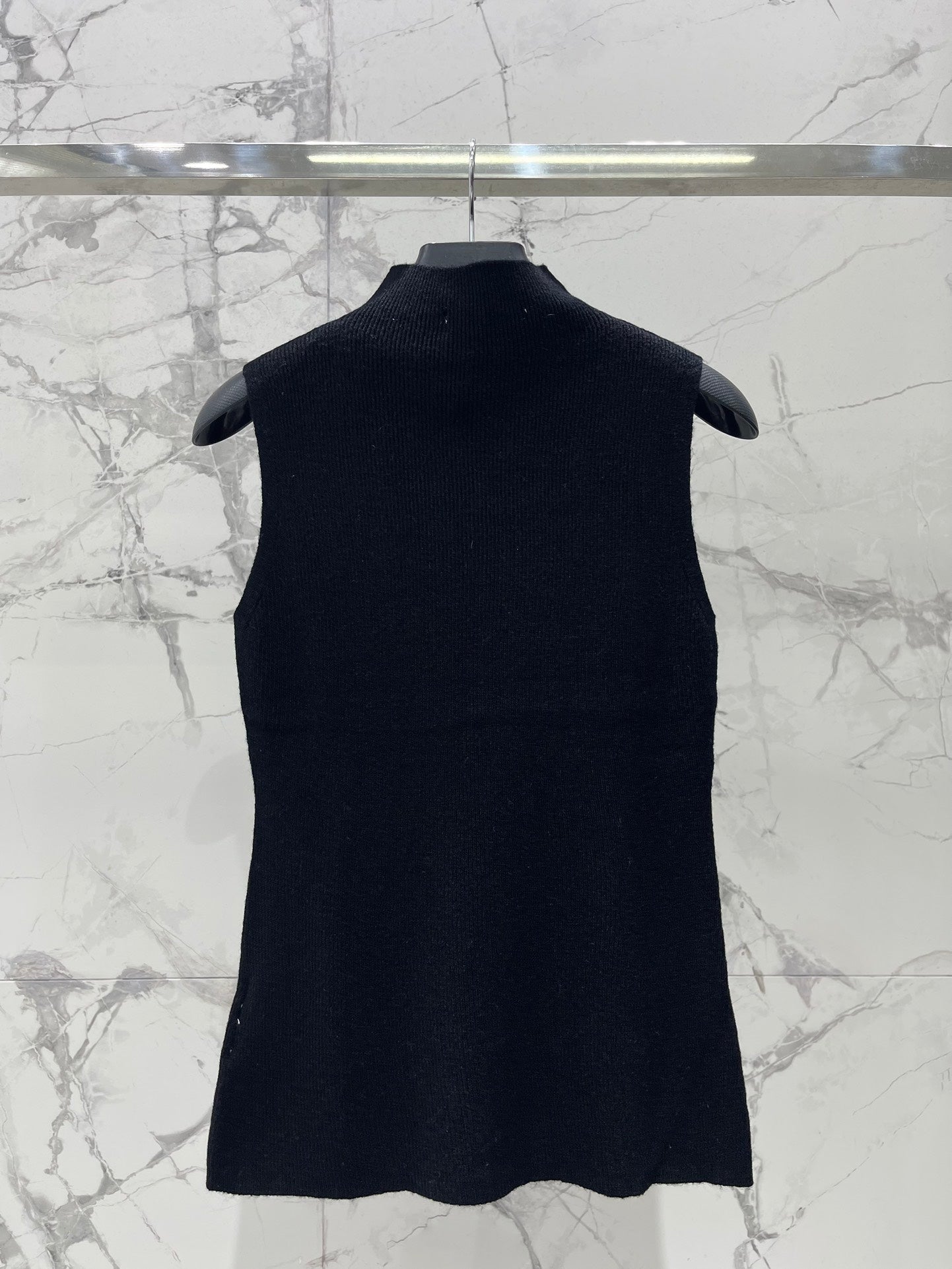 25fw Half high neck triangular vest