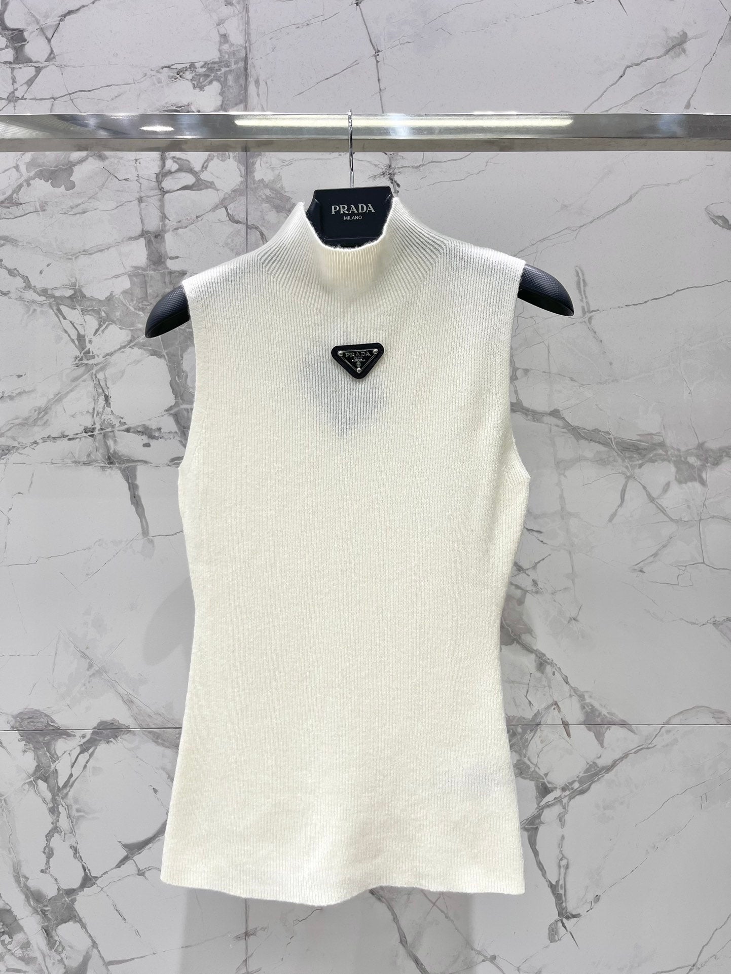 25fw Half high neck triangular vest