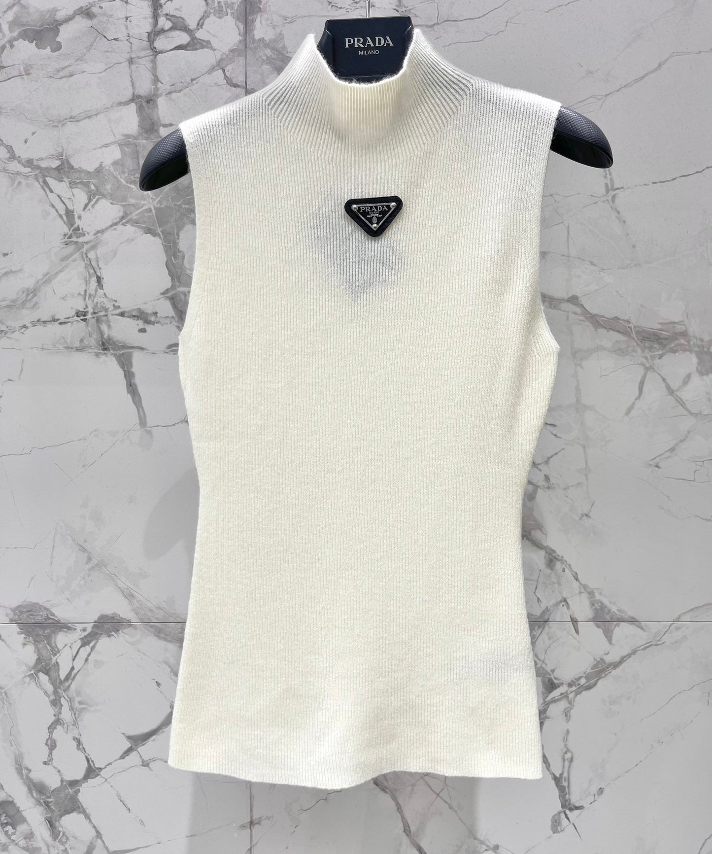 25fw Half high neck triangular vest