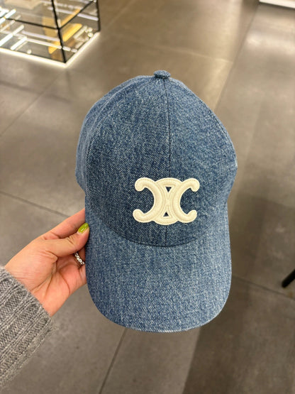 Fashionable wide brimmed hat