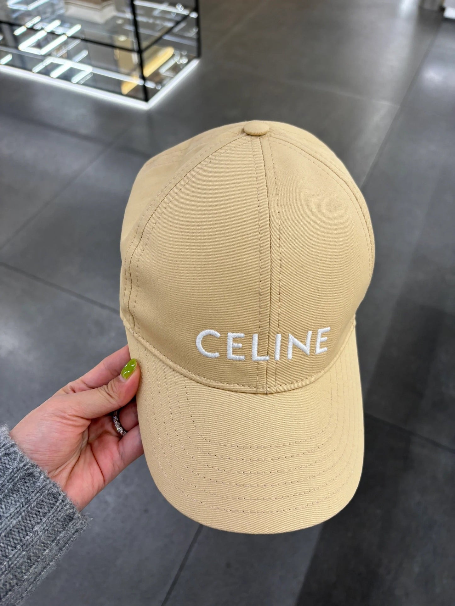 Fashionable wide brimmed hat