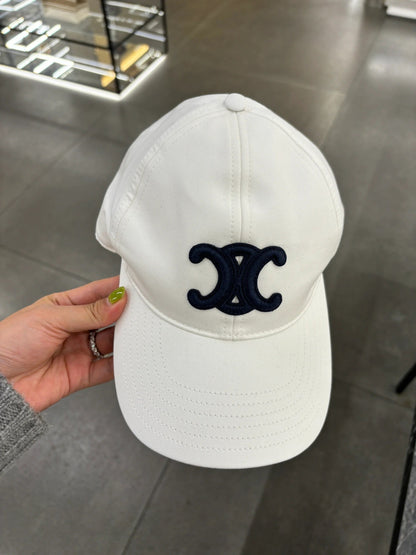 Fashionable wide brimmed hat