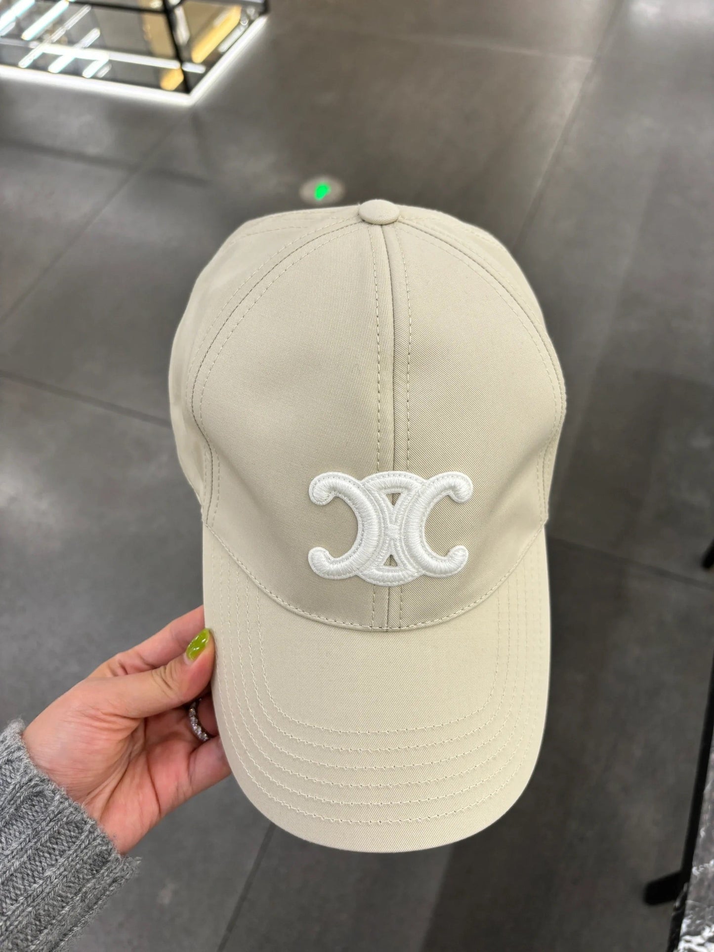 Fashionable wide brimmed hat