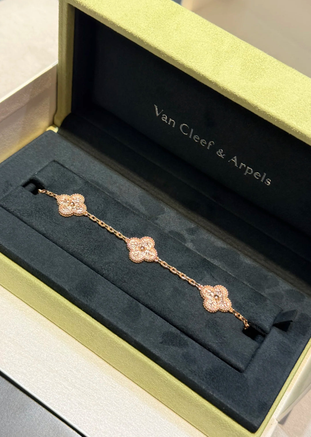 Gold-stamped five-flower bracelet