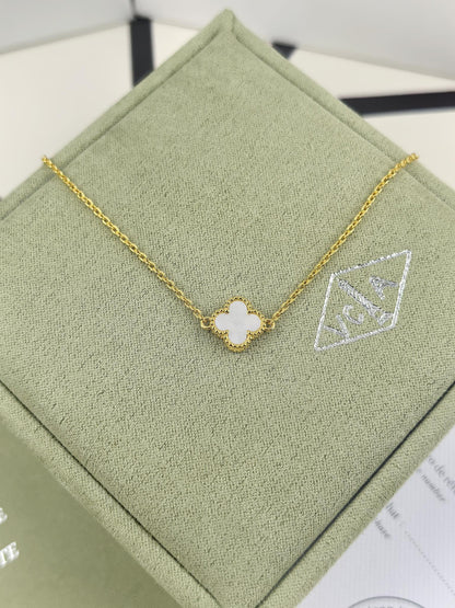 White mother-of-pearl single flower mini bracelet