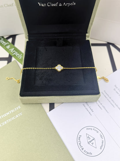 White mother-of-pearl single flower mini bracelet