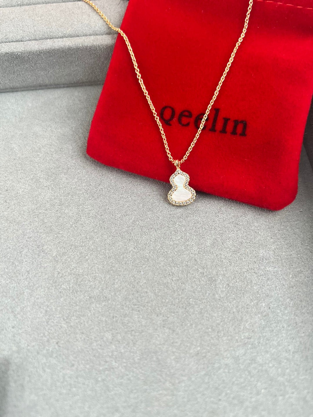 Classic mini white mother-of-pearl gourd necklace