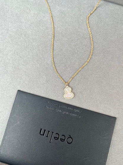 Classic mini white mother-of-pearl gourd necklace