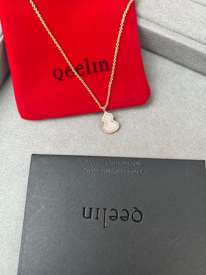 Classic mini white mother-of-pearl gourd necklace