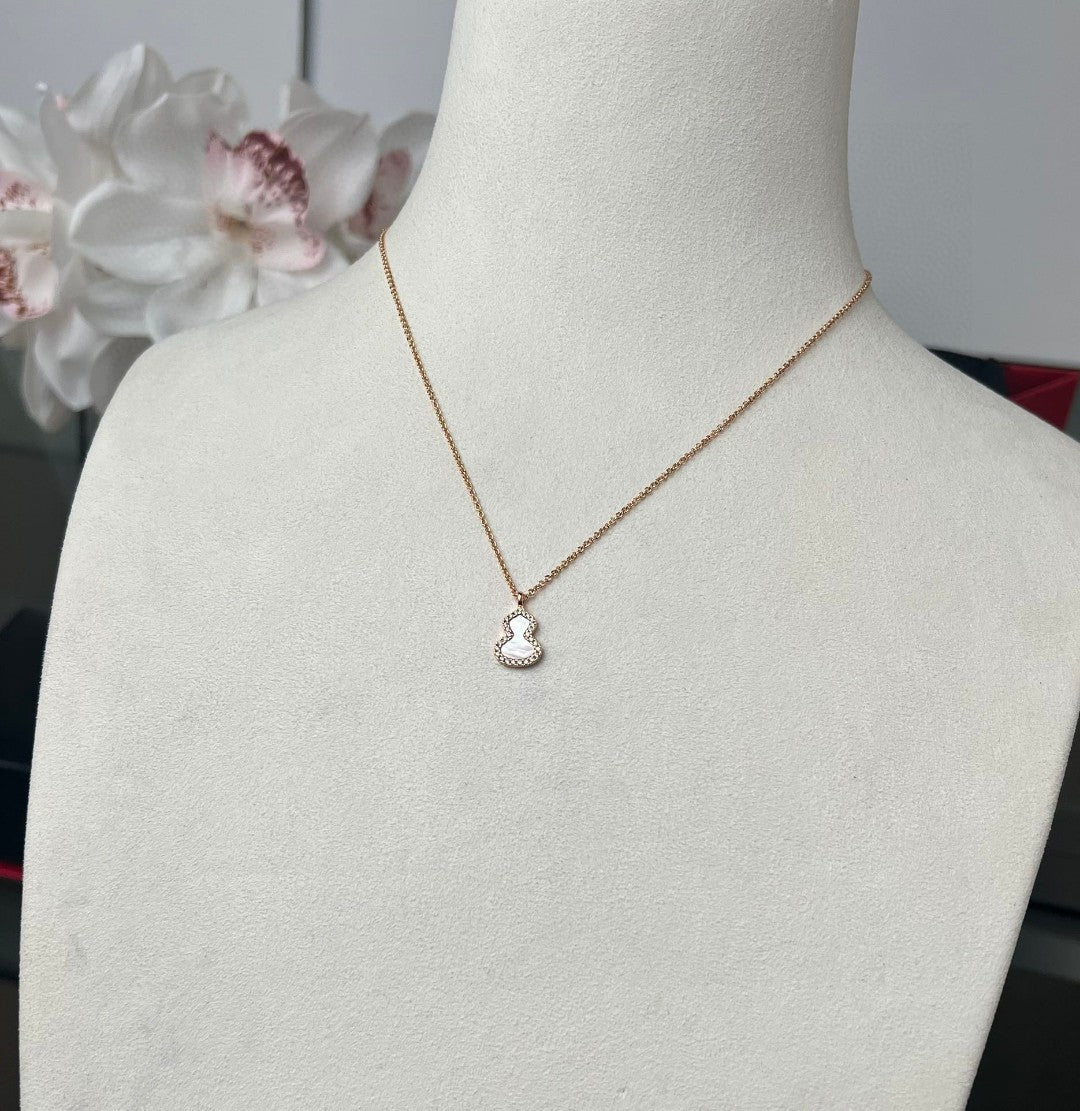Classic mini white mother-of-pearl gourd necklace