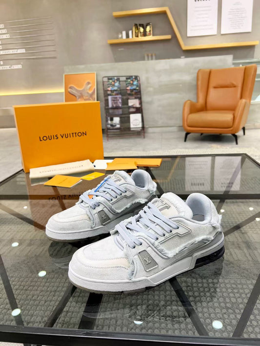 casual sports sneakers