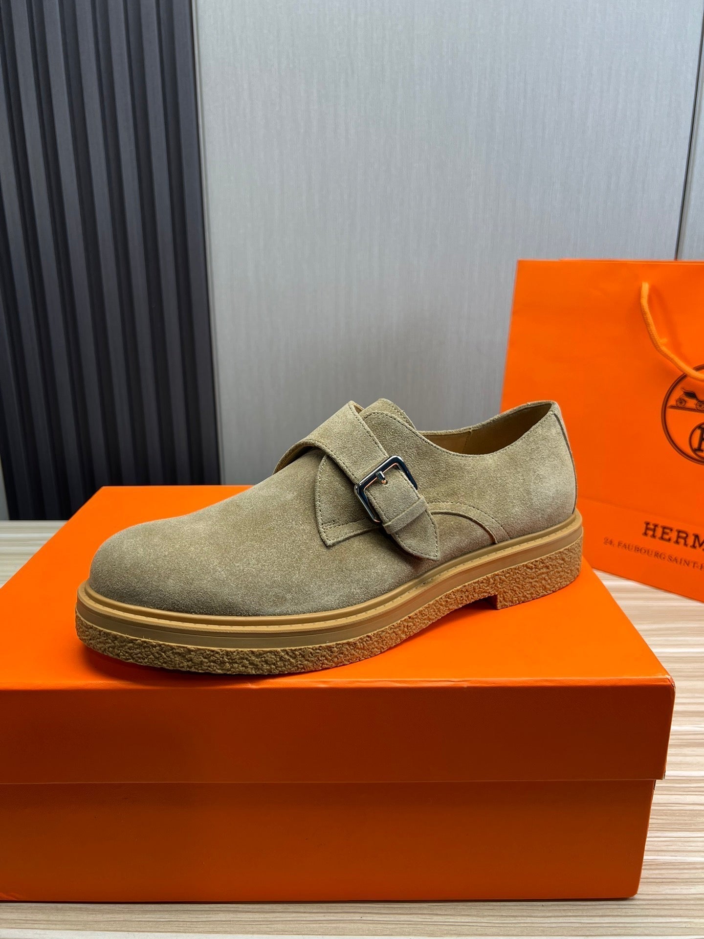 Cow suede upper + cowhide lining + cow tendon stitching outsole