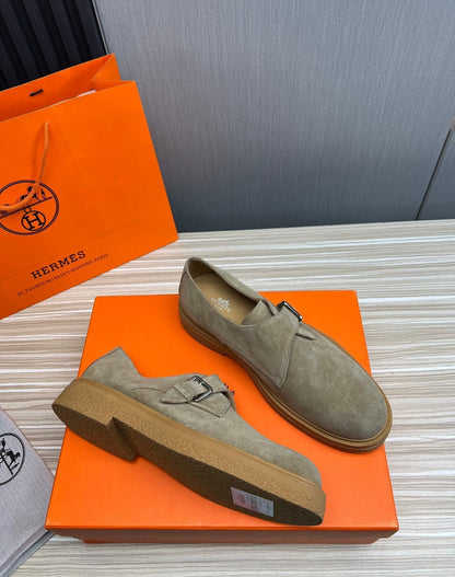 Cow suede upper + cowhide lining + cow tendon stitching outsole